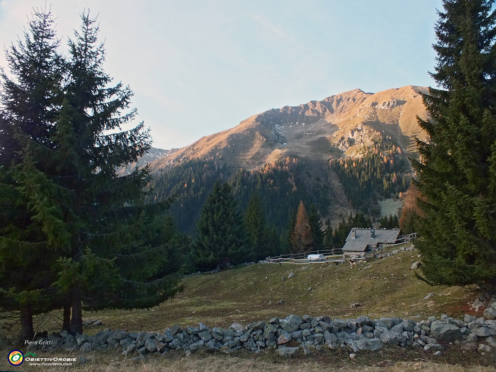 84 E siamo ben presto alla Baita Piazzoli (1680 m.).JPG